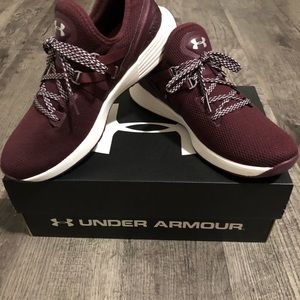 NWT Under Armour SZ 8.5 running shoes